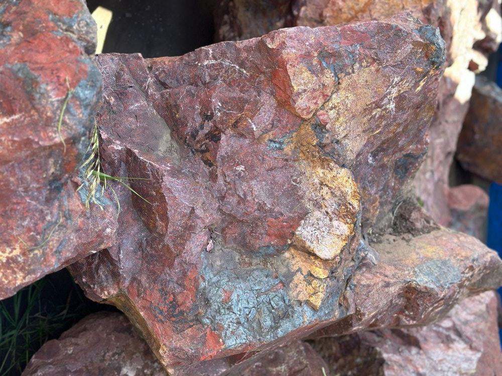 Камни для ландшафтного дизайна красно-фиолетовые 10-60 килограмм купить в Магасе