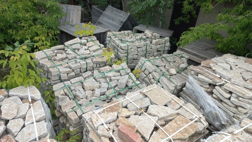 Плитняк галтованный гранитный для ландшафтного дизайна купить в Магасе