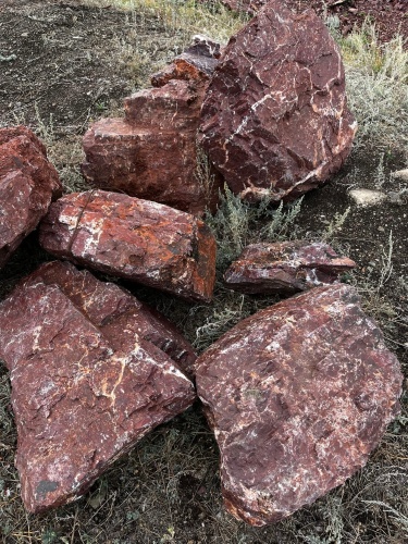 Ландшафтные глыбы красно-фиолетовые 200-1000 килограмм купить в Магасе