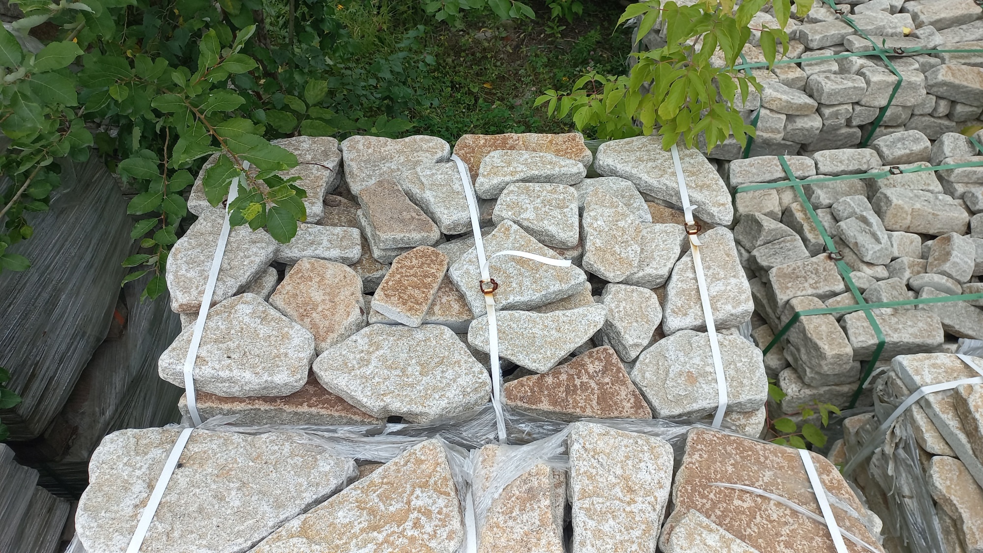 Плитняк галтованный гранитный для ландшафтного дизайна купить в Магасе