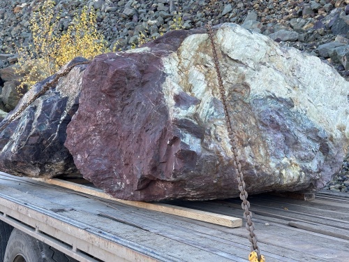 Огромные красно-фиолетовые валуны для ландшафтного дизайна весом более 5 тонн купить в Магасе