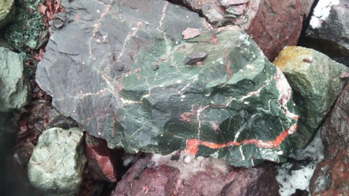 Гигантские зелёные валуны для ландшафтного дизайна весом более 5 тонн купить в Магасе