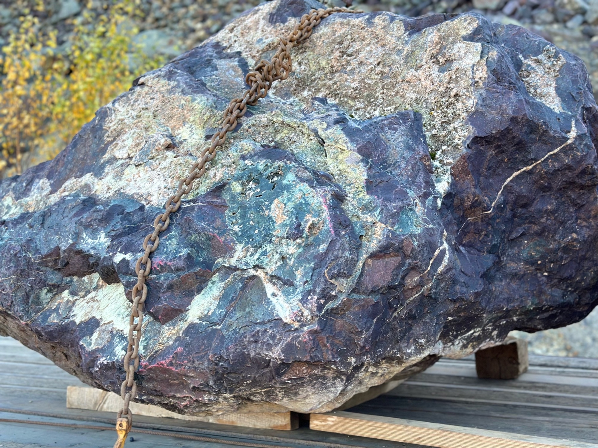 Огромные красно-фиолетовые валуны для ландшафтного дизайна весом более 5 тонн купить в Магасе