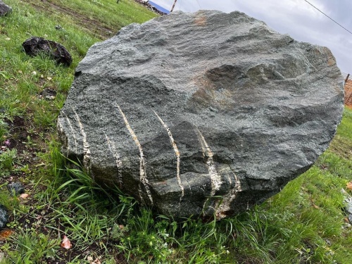 Гигантские зелёные валуны для ландшафтного дизайна весом более 5 тонн купить в Магасе