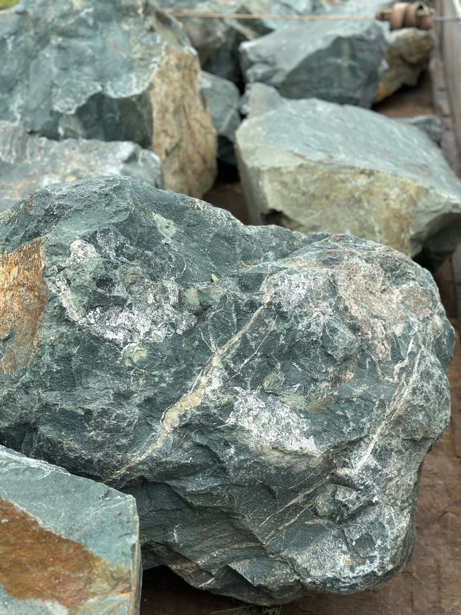 Камни для ландшафтного дизайна зелёные 10-60 килограмм купить в Магасе