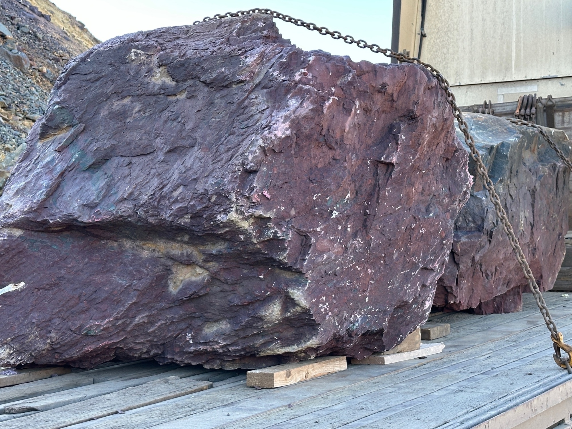 Огромные красно-фиолетовые валуны для ландшафтного дизайна весом более 5 тонн купить в Магасе