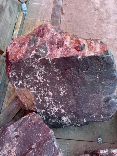 Камни для ландшафтного дизайна красно-фиолетовые 10-60 килограмм купить в Магасе