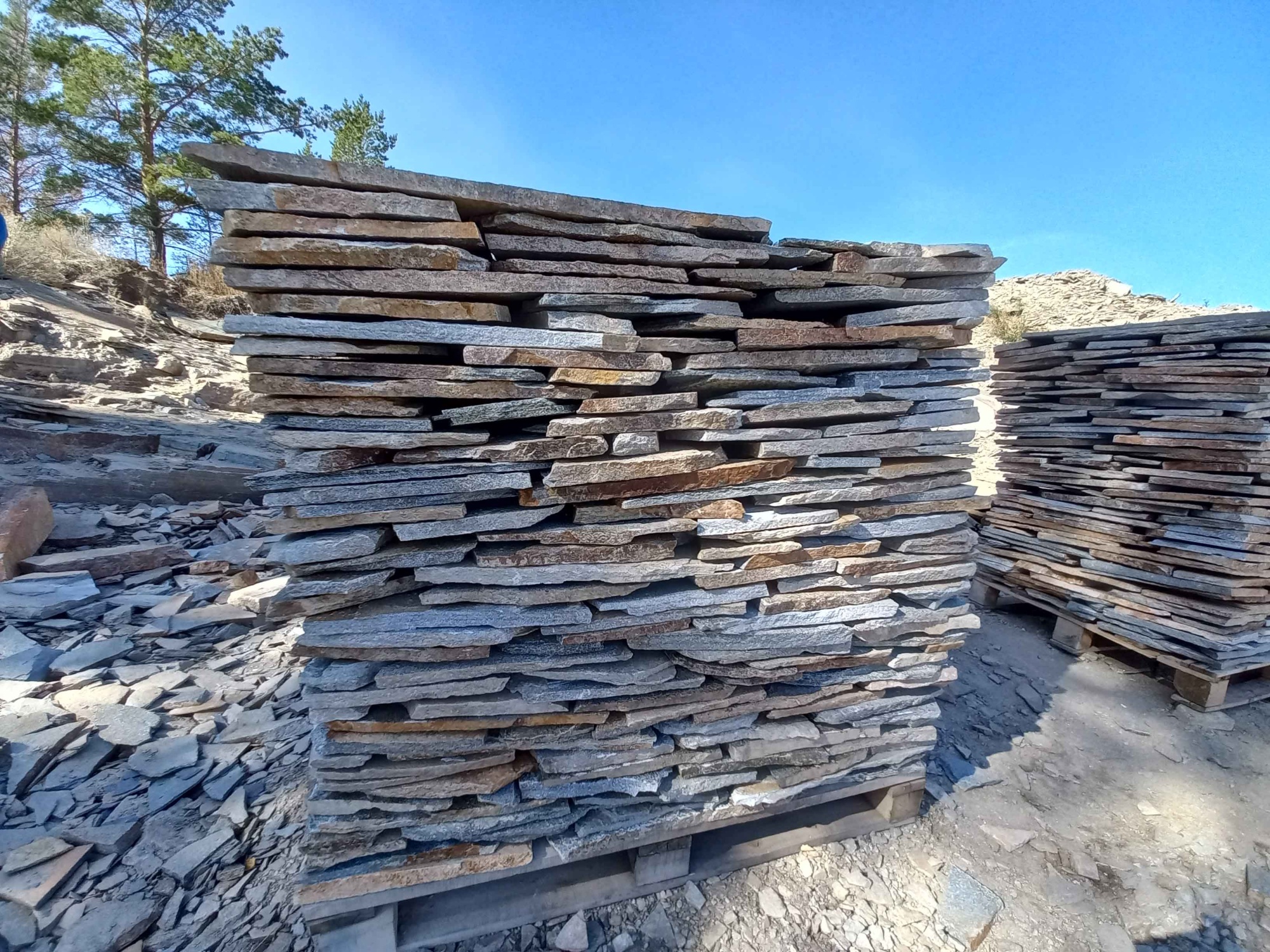 Плитняк златолит серебристый для фасада купить в Магасе