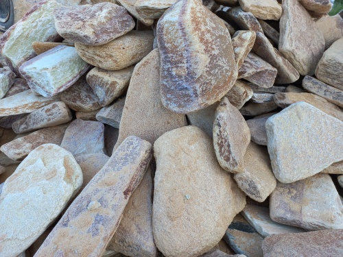 Златолит жёлтый, жёлто-зелёный глыбки и валуны для ланшафтного дизайна купить в Магасе