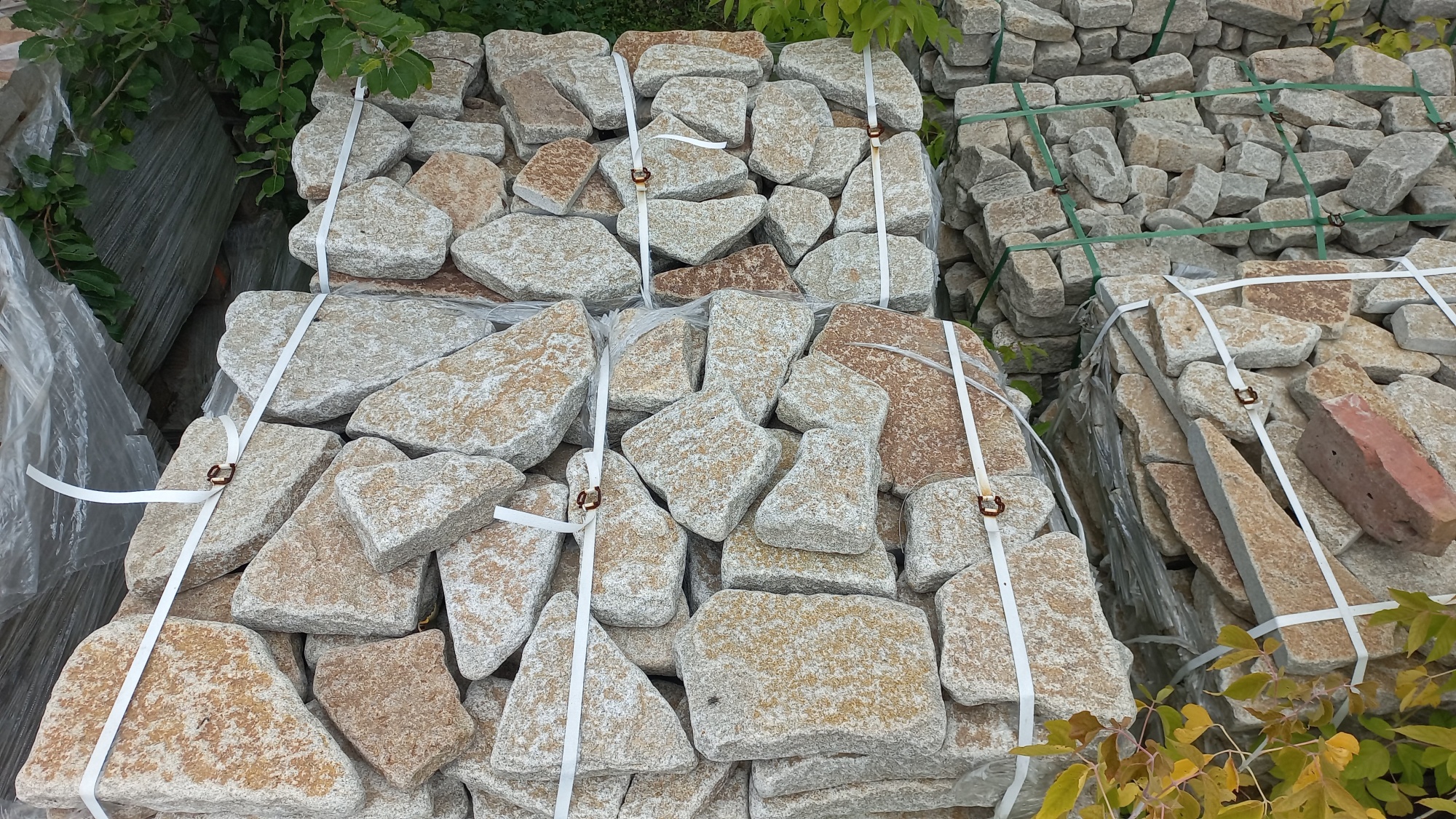 Гранитный плитняк галтованный для мощения купить в Магасе