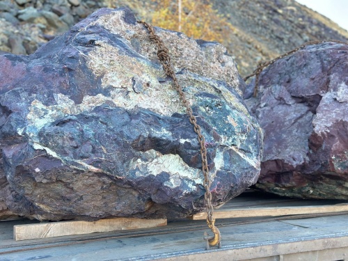 Огромные красно-фиолетовые валуны для ландшафтного дизайна весом более 5 тонн купить в Магасе