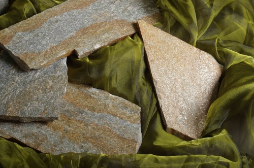 Плитняк златолит Уральский для цоколя, отмостки купить в Магасе