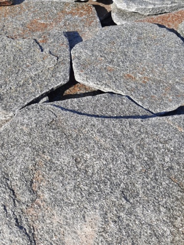 Златолит серебристый галтованный для лестниц купить в Магасе